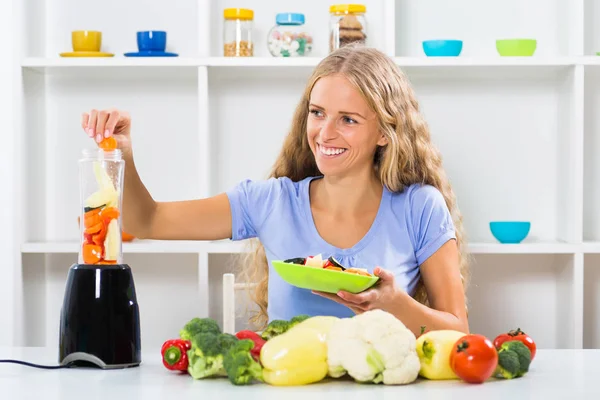 Schönes Mädchen macht Smoothie — Stockfoto