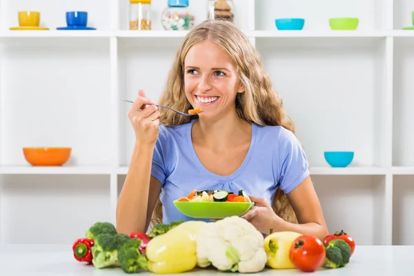 Beautiful girl eating vegetable salad — Stock Photo, Image