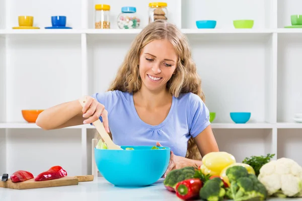 Schönes Mädchen macht gesunde Mahlzeit — Stockfoto