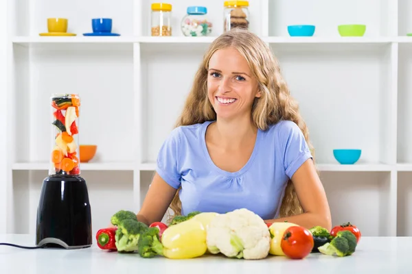 Schönes Mädchen macht Smoothie — Stockfoto