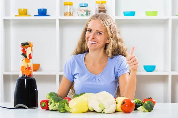 Schönes Mädchen macht Smoothie und zeigt den Daumen nach oben — Stockfoto