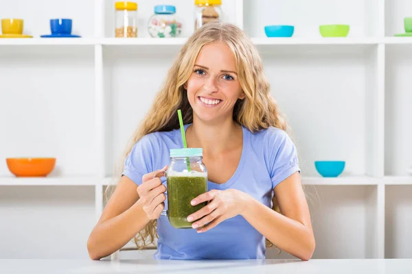 Mooi meisje drinken smoothie — Stockfoto