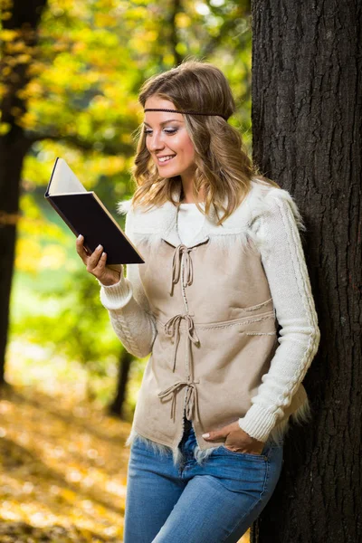 Boho menina leitura livro no parque — Fotografia de Stock