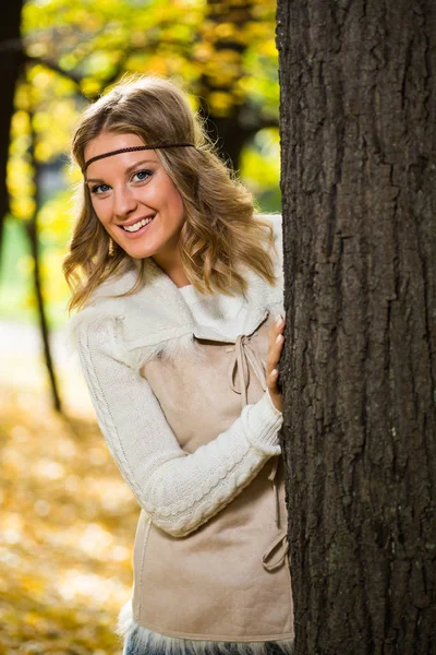 Boho menina goza no parque — Fotografia de Stock