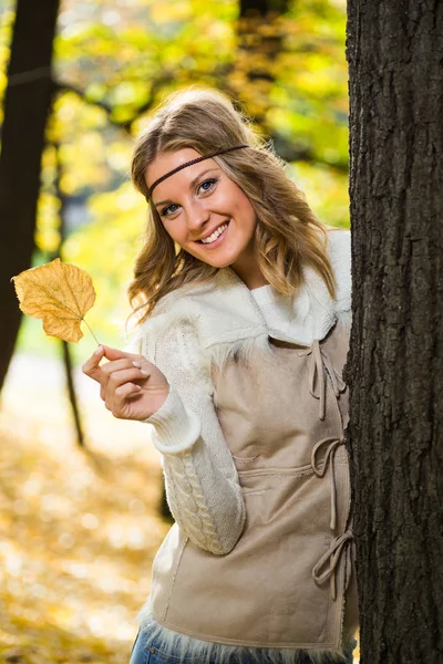 Девушка Бохо держит осенний лист — стоковое фото