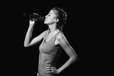 İçme suyu ve müzik dinleme kadındır