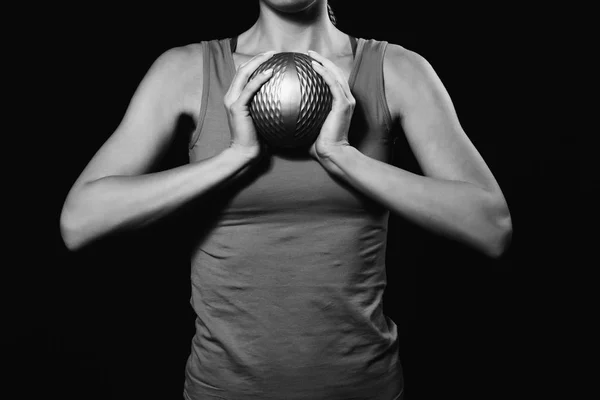 Женщина упражняется с мячом — стоковое фото