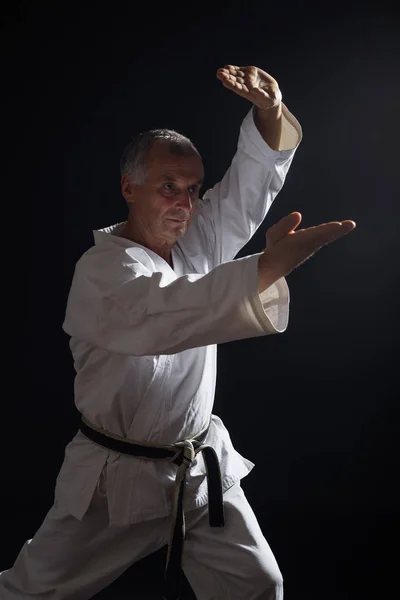 Starší muž cvičit karate. — Stock fotografie