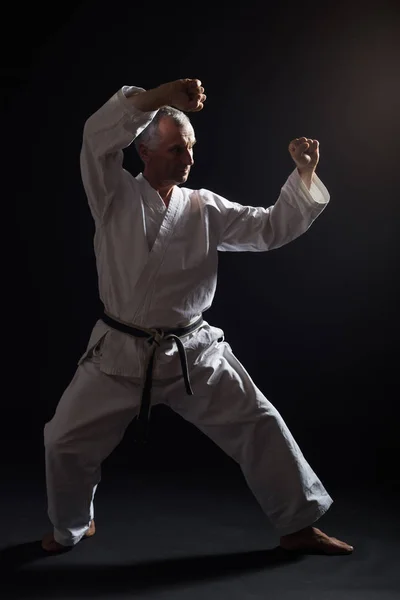 Senior mannen tränar karate. — Stockfoto