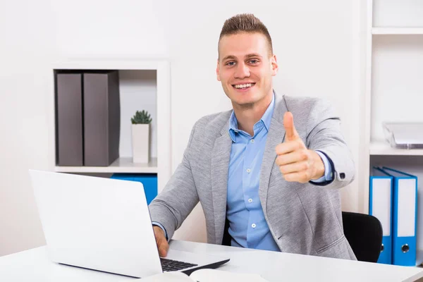 Empresário usando laptop e mostrando polegar para cima — Fotografia de Stock
