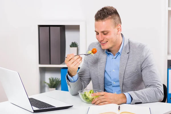 Geschäftsmann macht Mittagspause. — Stockfoto