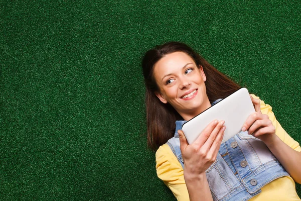 Mujer usando tableta digital. — Foto de Stock