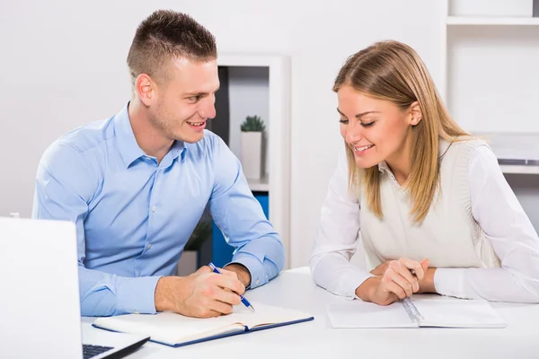 Empresaria y hombre de negocios trabajando — Foto de Stock