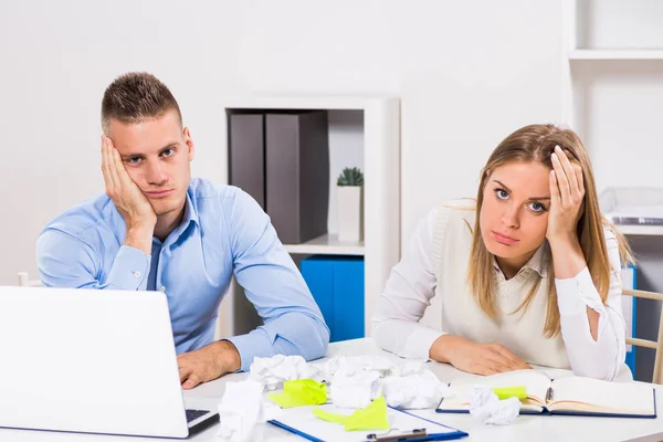 Exhausto hombre de negocios y mujer de negocios — Foto de Stock