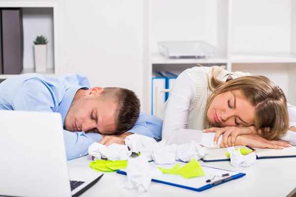 Exhausto hombre de negocios y mujer de negocios — Foto de Stock