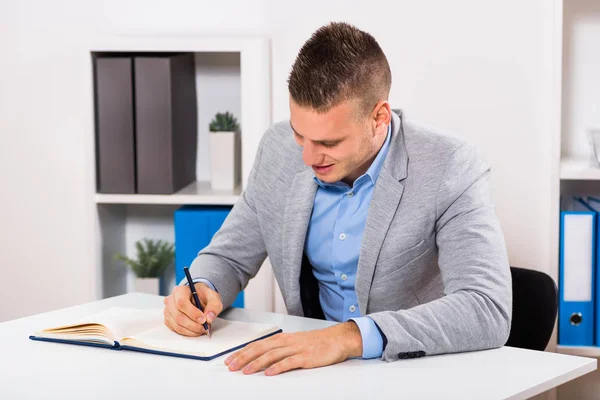 Empresário que trabalha no escritório — Fotografia de Stock