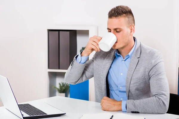 Kaffeepause bei der Arbeit — Stockfoto