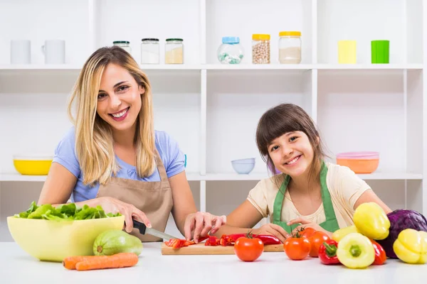 Mor och dotter att göra hälsosam måltid — Stockfoto