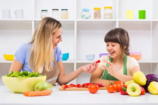 Mutter und Tochter machen gesunde Mahlzeit — Stockfoto