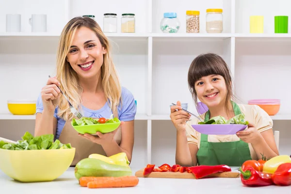 Mutter und Tochter kochen und essen gesunde Mahlzeiten — Stockfoto