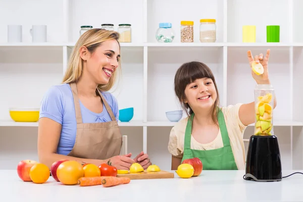 Mother and her daughter making smoothie — Stock Photo, Image
