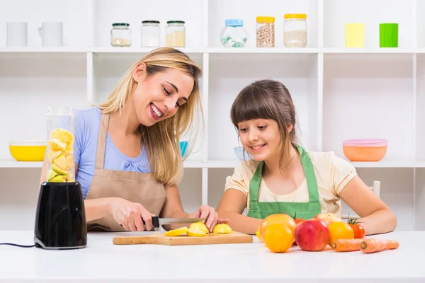 Mutter und Tochter machen Smoothie — Stockfoto