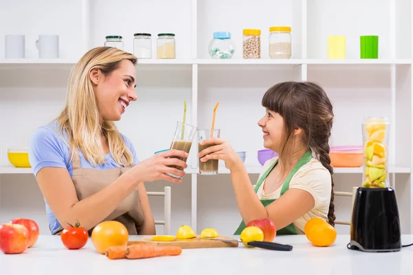 Mother and her daughter making and drinking smoothies — Stock Photo, Image