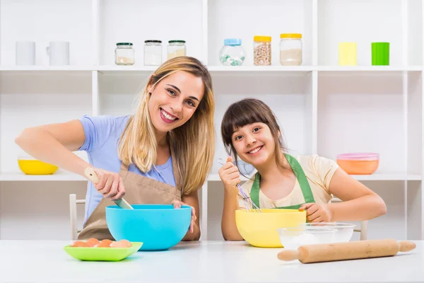 Μητέρα και κόρη κάνοντας τα cookie — Φωτογραφία Αρχείου