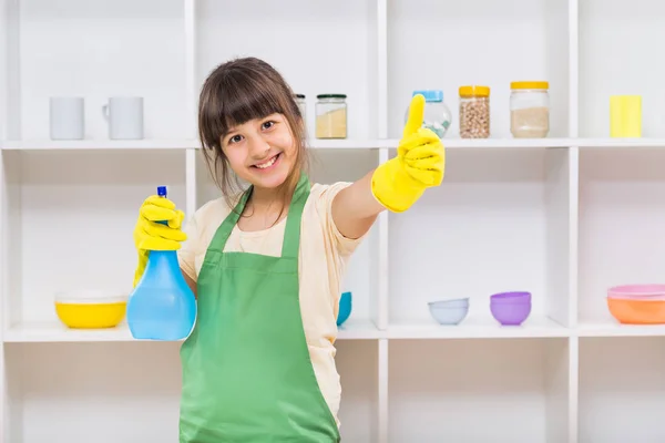 Meisje schoonmaken en duim opdagen — Stockfoto