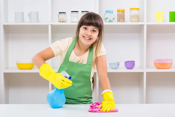 Malá holčička, čištění — Stock fotografie