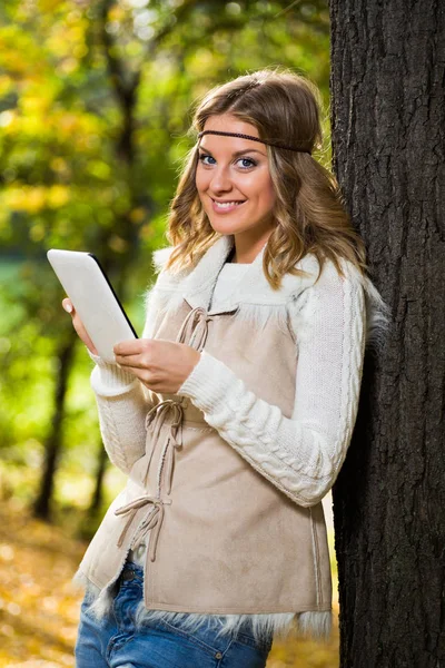 Boho meisje met digitale tablet in het park — Stockfoto