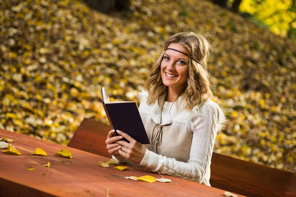 Boho meisje leesboek in het park. — Stockfoto