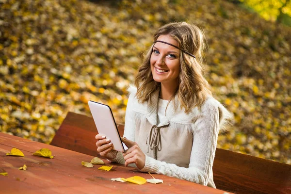 Девочка с цифровым планшетом в парке — стоковое фото