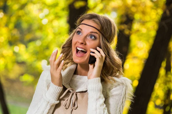 Boho girl talking on the phone — Stock Photo, Image