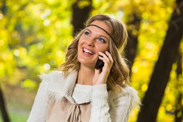 Boho tjej prata i telefon — Stockfoto