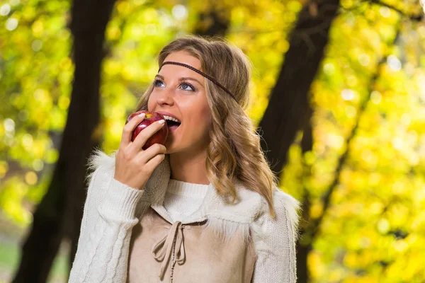 Boho menina comendo maçã no parque — Fotografia de Stock