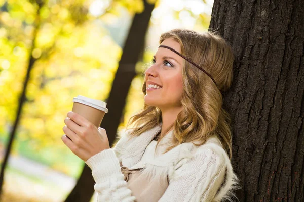 Boho-Mädchen trinkt Kaffee im Park — Stockfoto