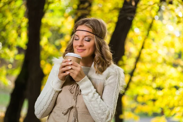 Boho-Mädchen trinkt Kaffee im Park — Stockfoto