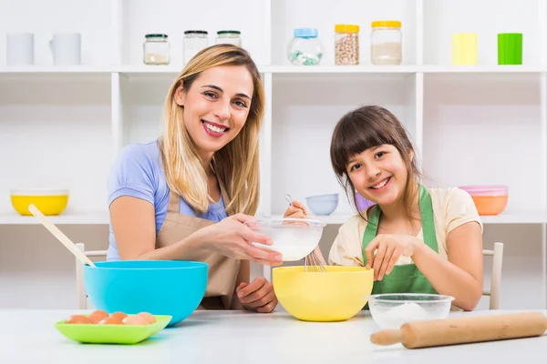 Mother and daughter making cookie — Stock Photo, Image