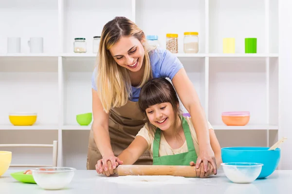 Mor och dotter Rulla degen och göra cookie — Stockfoto