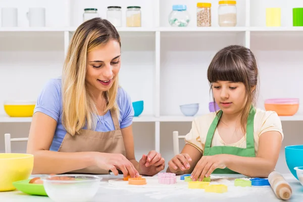 Mother and daughter are making cookie — Stock Photo, Image