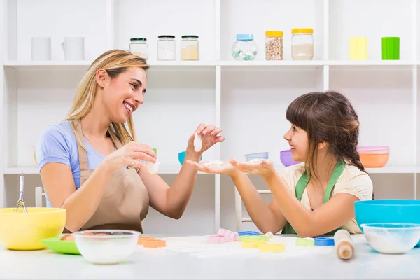 Mutter und Tochter backen Plätzchen — Stockfoto