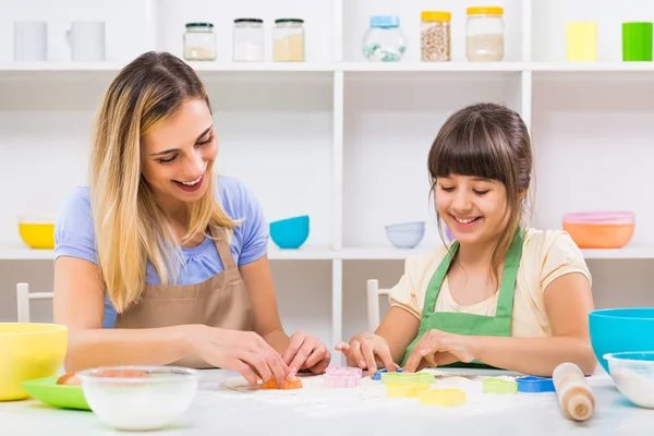 Mother and daughter are making cookie — Stock Photo, Image