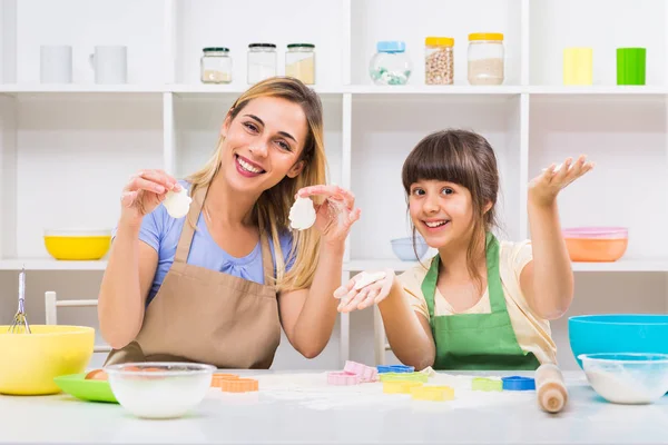 Mother and daughter are making cookie — Stock Photo, Image