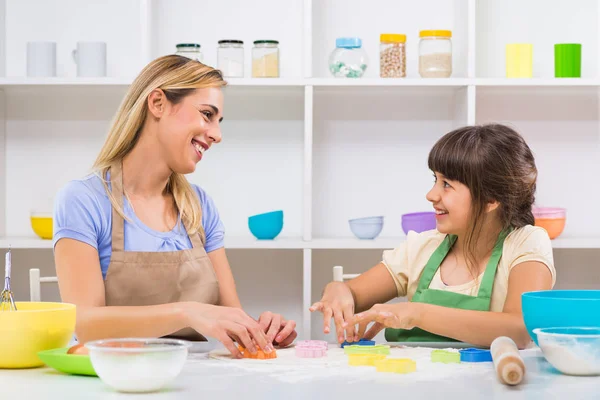 Mother and daughter are making cookie — Stock Photo, Image