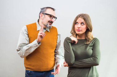 Nerdy adam güzel kadının dikkatini çekmek çalışıyor