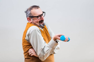 Ağırlıklar ile nerdy işadamı egzersiz 