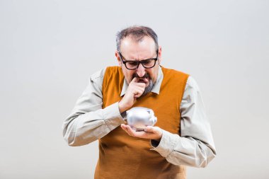 Kumbara endişeli nerdy adam