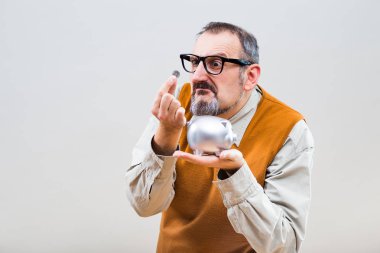 Nerdy adam için para tasarrufu ile sorun