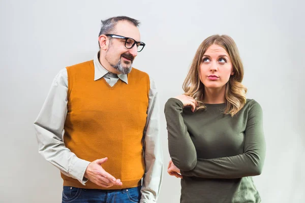 Nerdy man som försöker få vacker kvinnas uppmärksamhet — Stockfoto